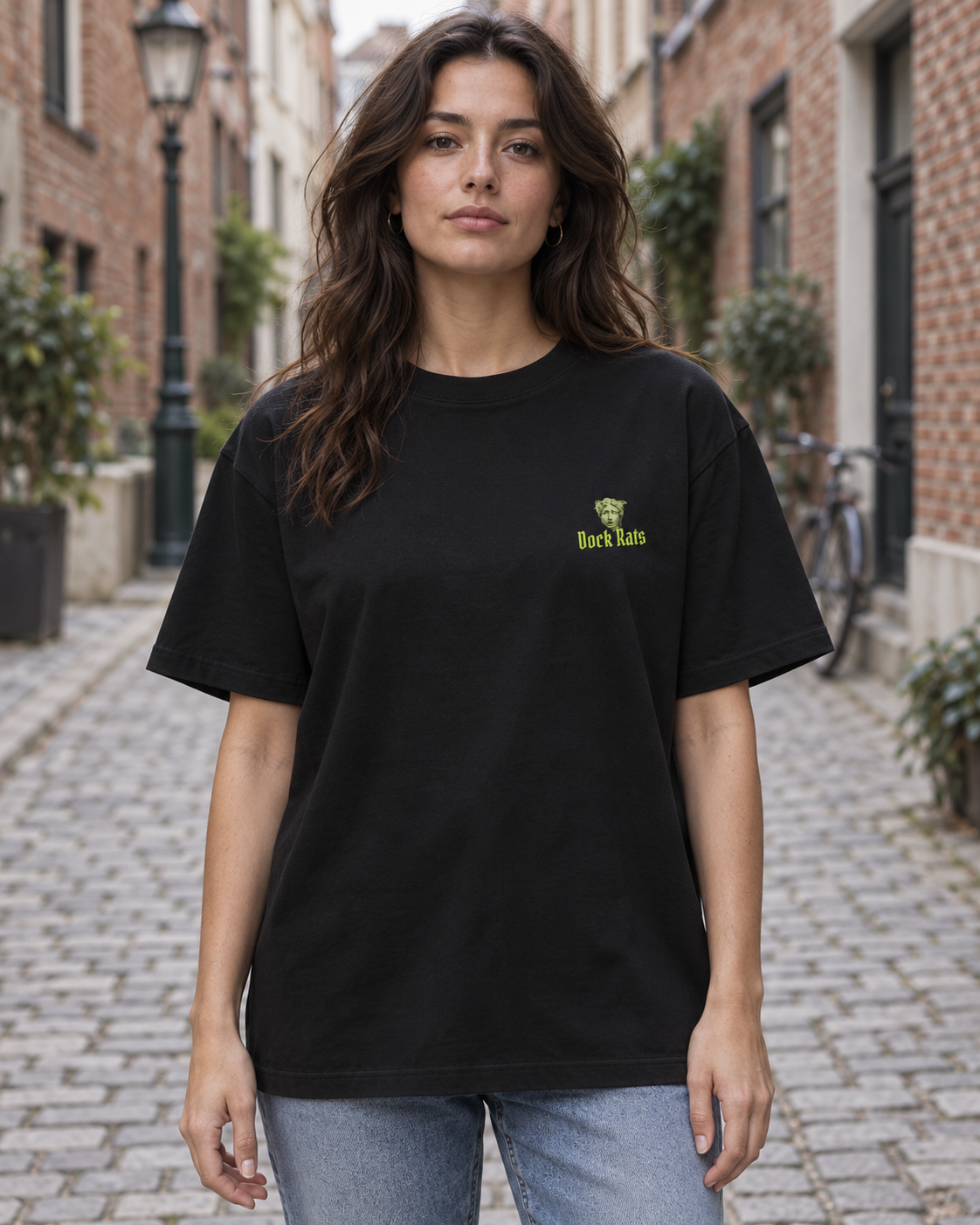 Oversized Tee - 03 GORGON CLUSTER – Black – miljøbillede forfra