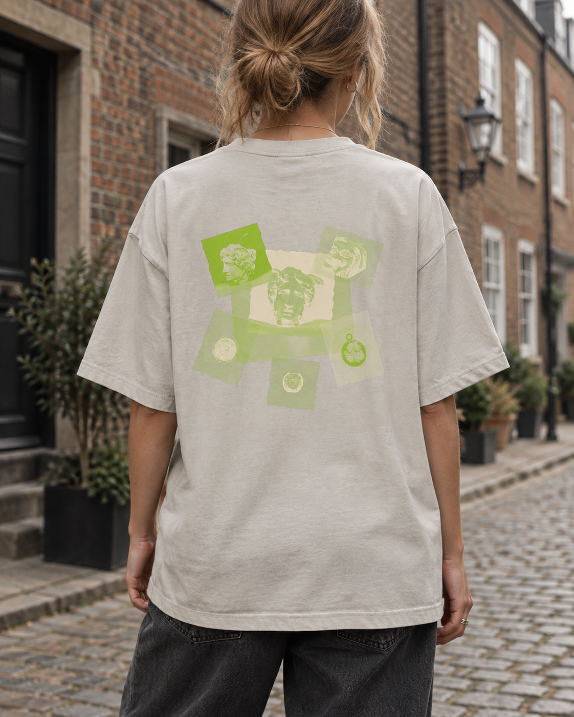 Oversized Tee - 03 GORGON CLUSTER – Light Gray – miljøbillede bagfra