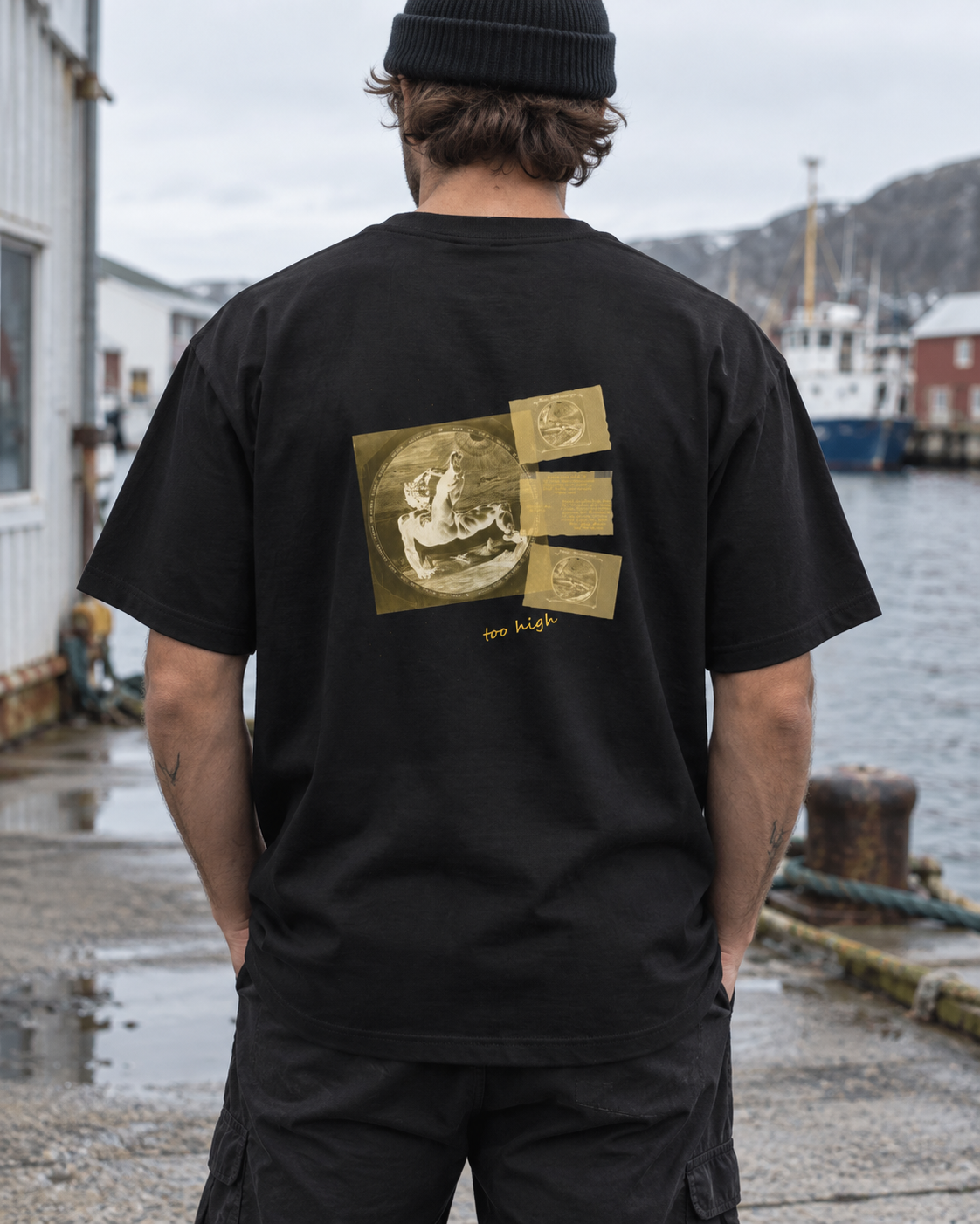 Oversized Tee - 06 TOO HIGH – Black – miljøbillede bagfra