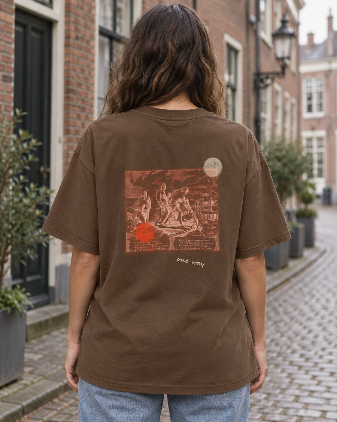 Oversized Tee - 02 ONE WAY – Coffee – miljøbillede bagfra