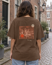 Oversized Tee - 02 ONE WAY – Coffee – miljøbillede bagfra